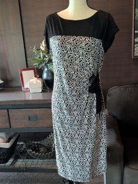 Motherhood Maternity Black and White Geometric Midi Dress with Side Knot